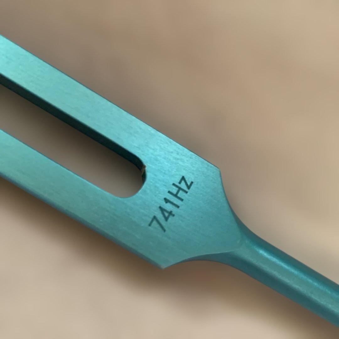 マドモアゼル愛　741Hz クリアリングチューナー　 （深海）