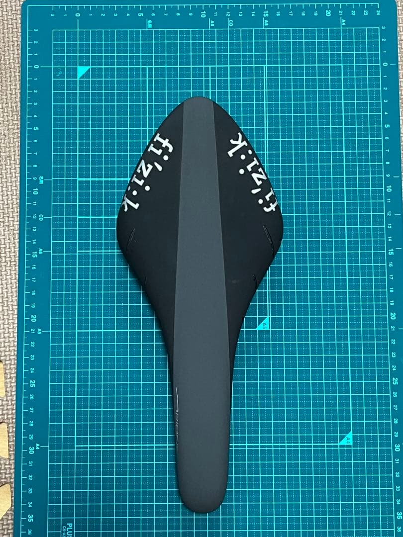 フィジーク　アリオネR3サドル ブラック【美品】