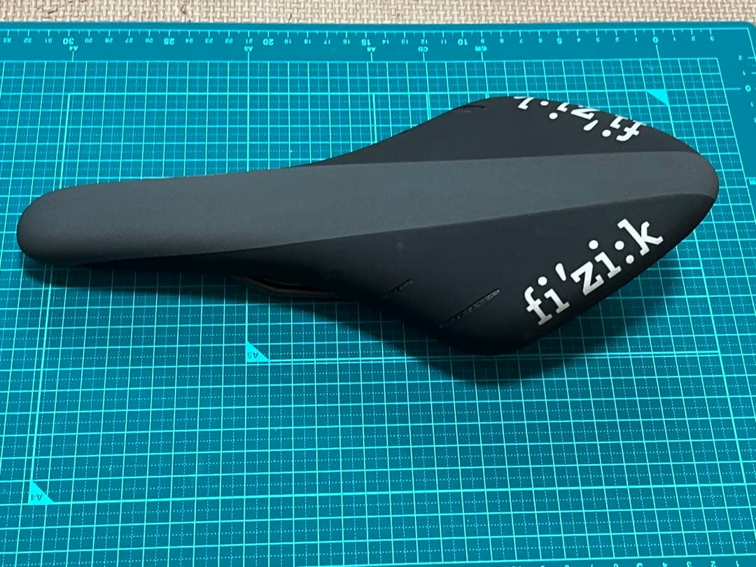 フィジーク　アリオネR3サドル ブラック【美品】