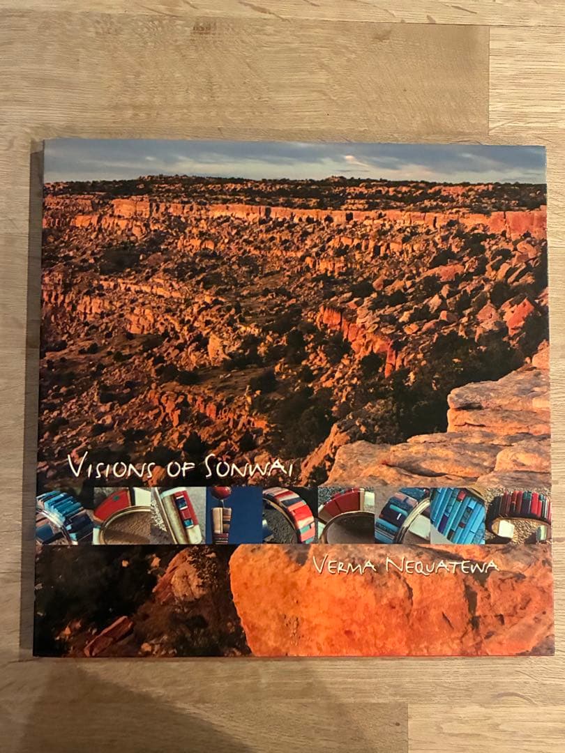 直筆サイン入り　Visions of Sonwai ハードカバー アートブック