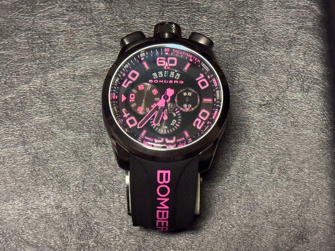 春夏向け時計★BOMBERG BOLT-68 ネオンピンク
