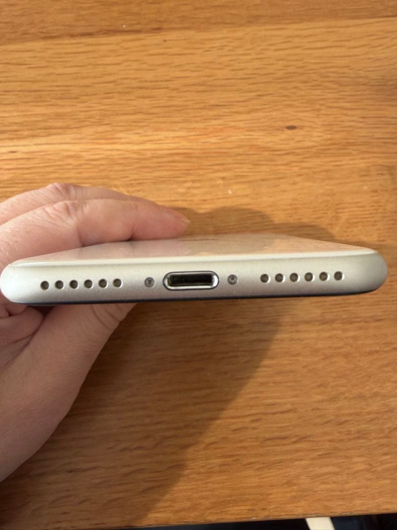 iPhoneSE 第3世代 64G スターライト SIMフリー 83%