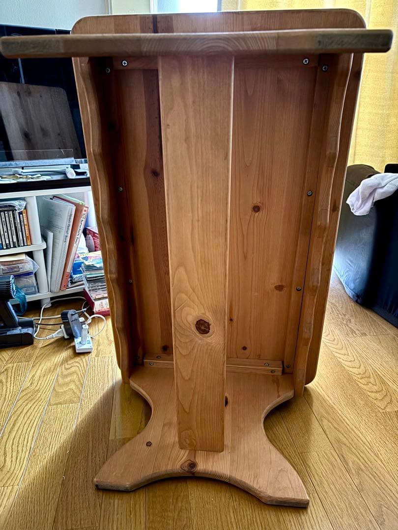 カントリー風木製テーブル