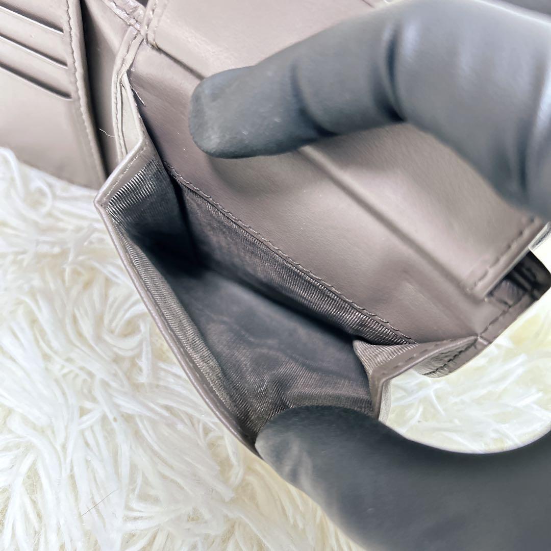 現行モデル PRADA パース付きレザーウォレット 三角プレート RFID