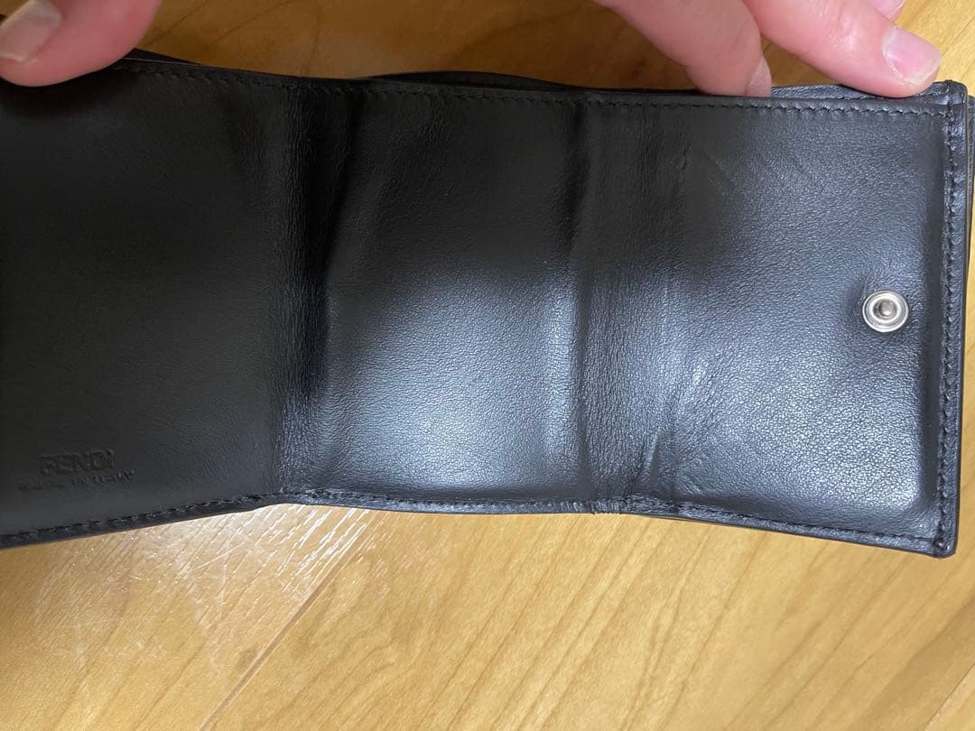 FENDI/フェンディ/三つ折り財布/黒・イエロー/ロゴデザイン/ダイアゴナル