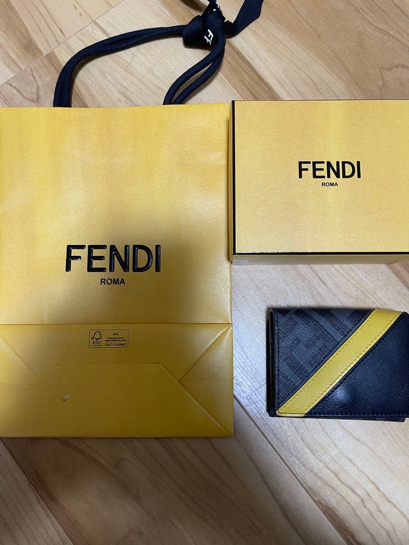 FENDI/フェンディ/三つ折り財布/黒・イエロー/ロゴデザイン/ダイアゴナル