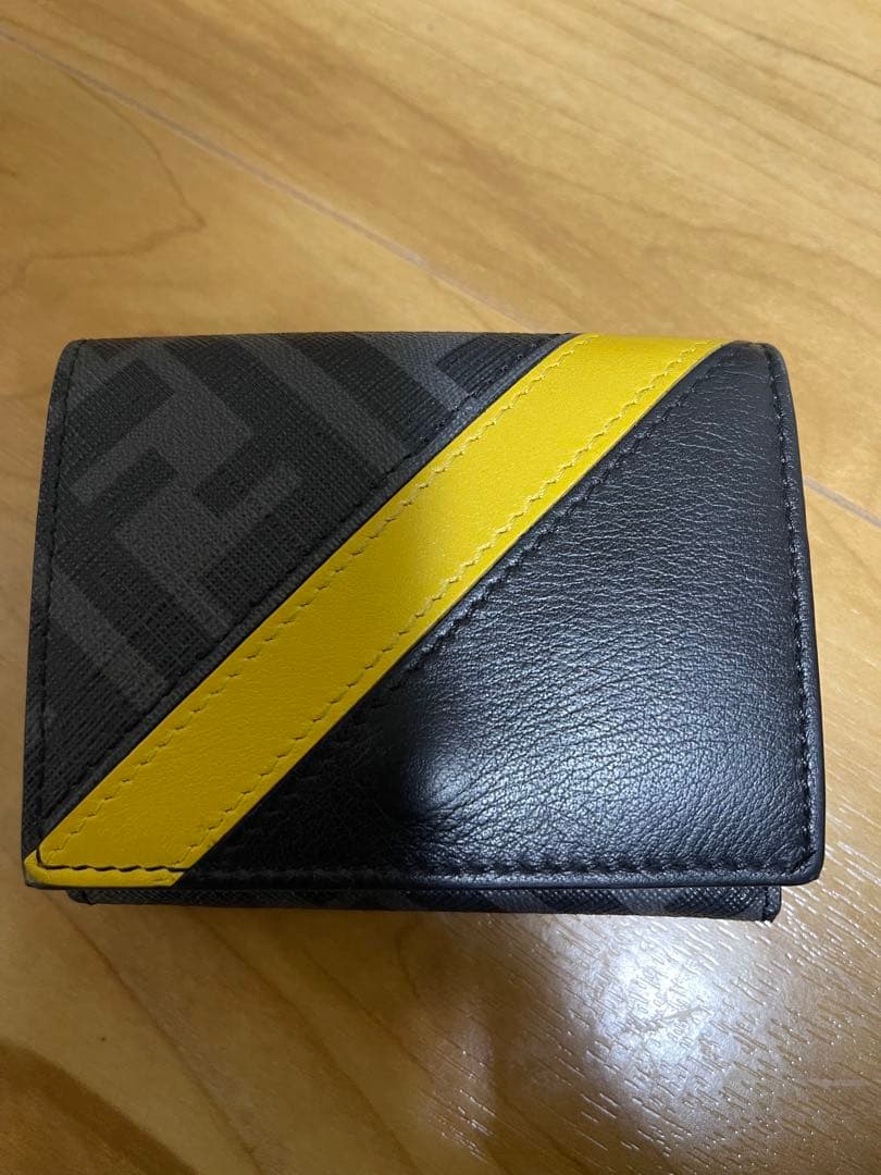 FENDI/フェンディ/三つ折り財布/黒・イエロー/ロゴデザイン/ダイアゴナル