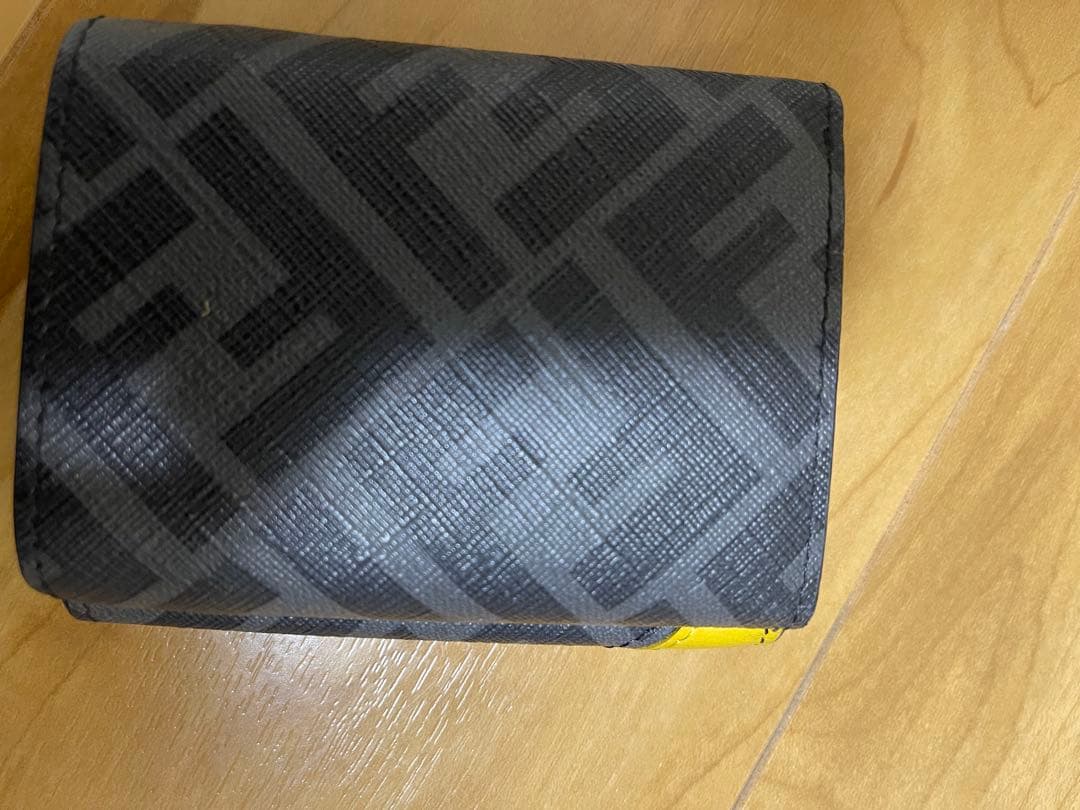 FENDI/フェンディ/三つ折り財布/黒・イエロー/ロゴデザイン/ダイアゴナル