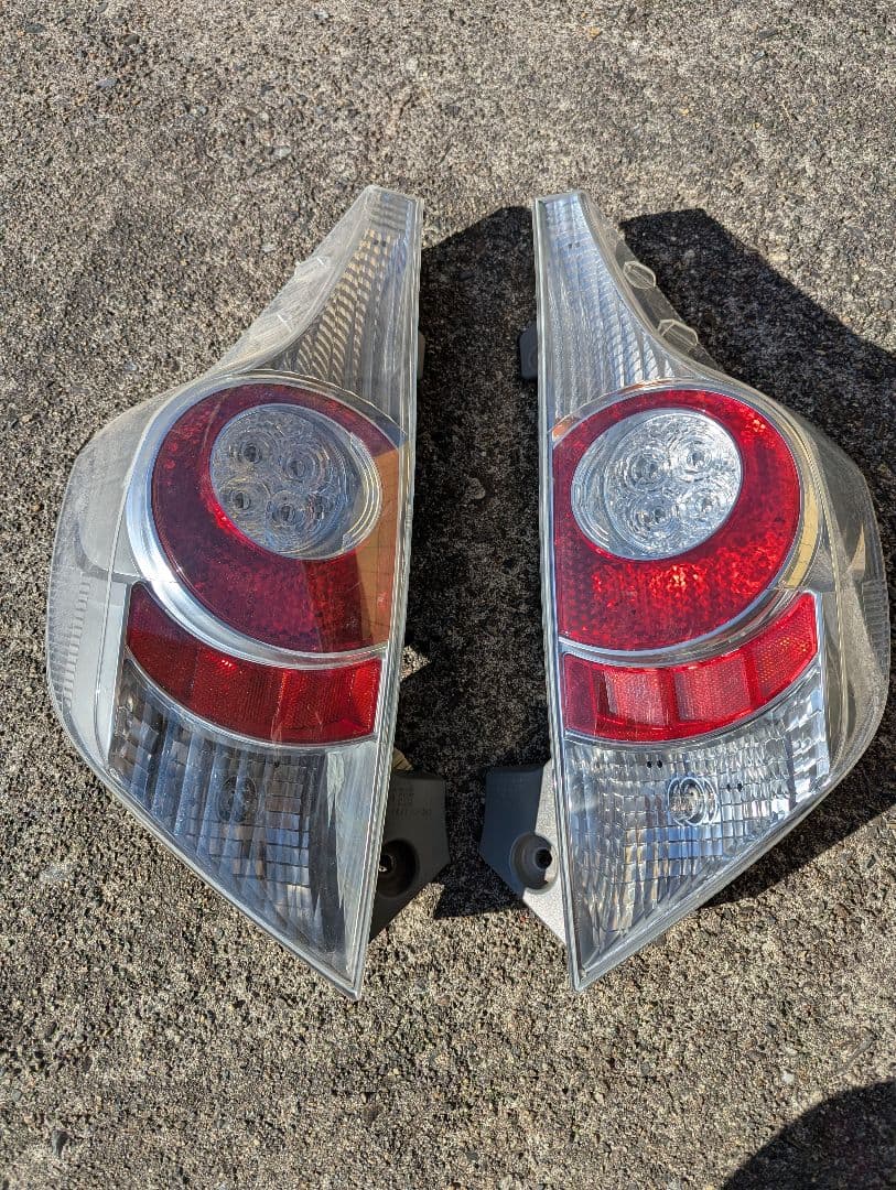 アクアNHP10 初期型テールライト 右のみ