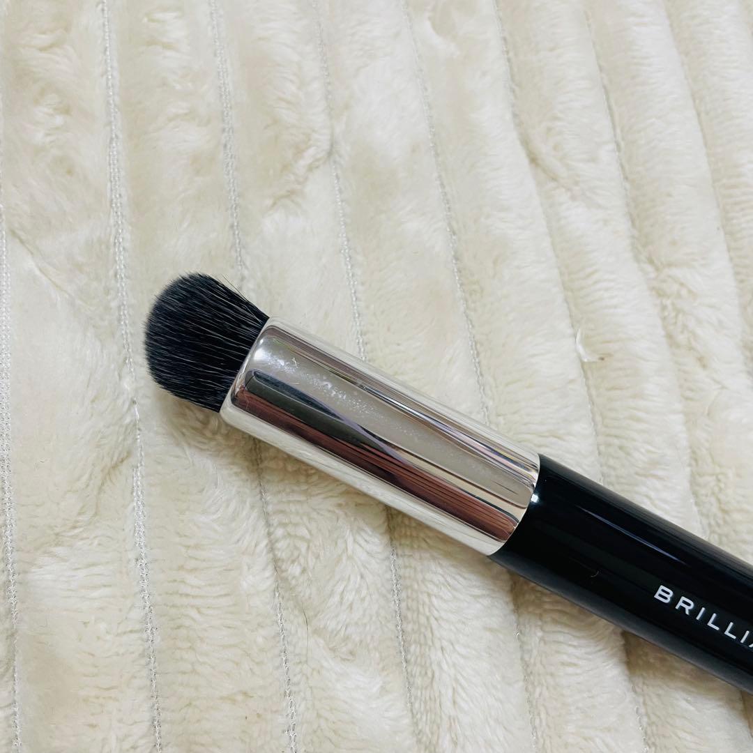 ブリリアージュ　カモフラージュコンシーラーチーク01 ワイドフィンガーブラシ