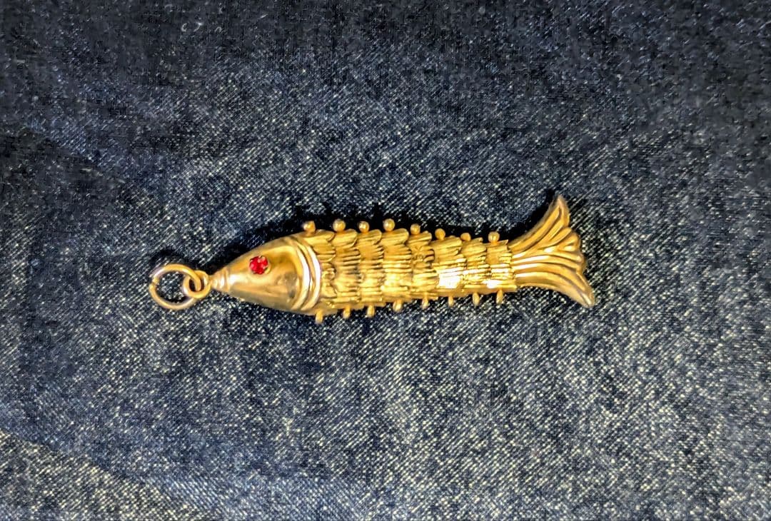 魚型チャーム 18kの刻印 目はルビーの海外製品 ビンテージ