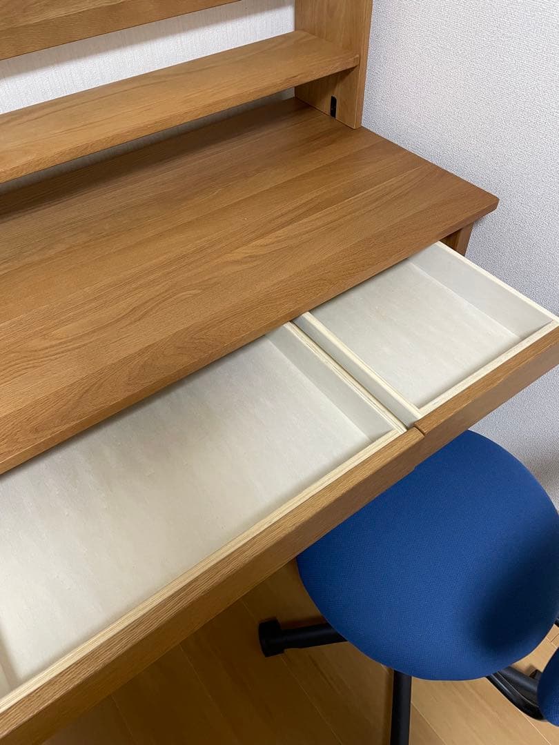 【ぷり】学習机と青ワーキングチェア