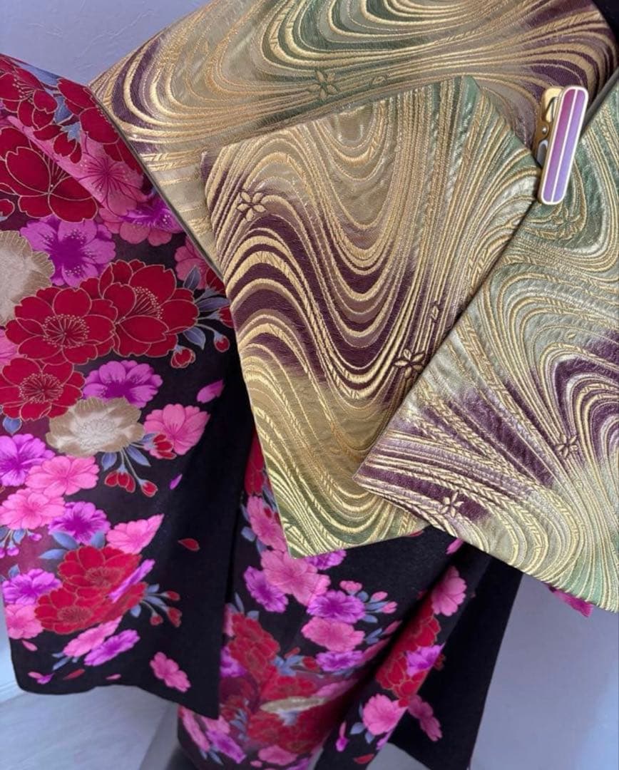 未使用に近い　正絹豪華フルセット　赤黒花柄振袖 牡丹　桜　成人式に　パールトーン