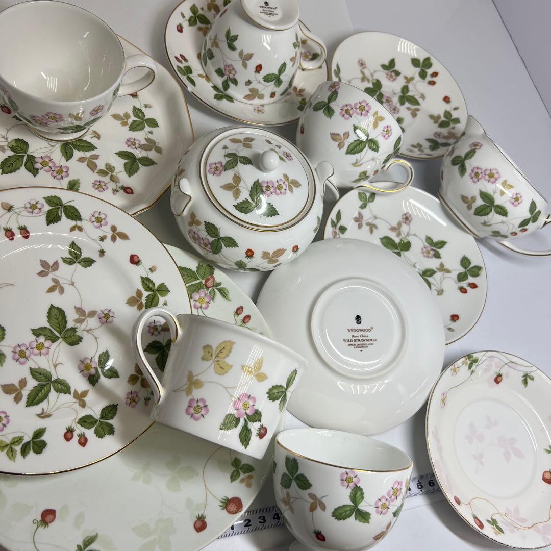 ウエッジウッド　ワイルドストロベリー　カップ&ソーサ、プレートセット