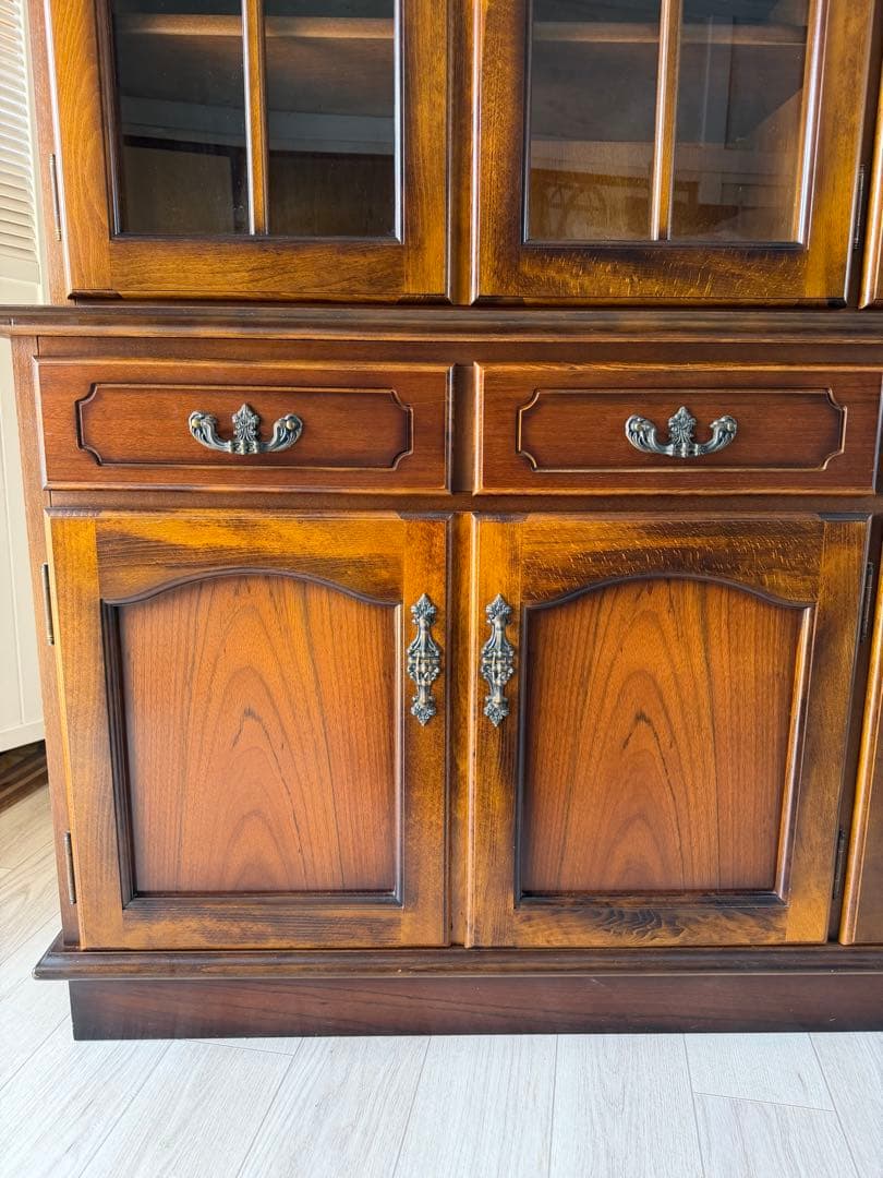 もも出品 カリモク家具 コロニアルシリーズ 食器棚 キッチンボード ガラス