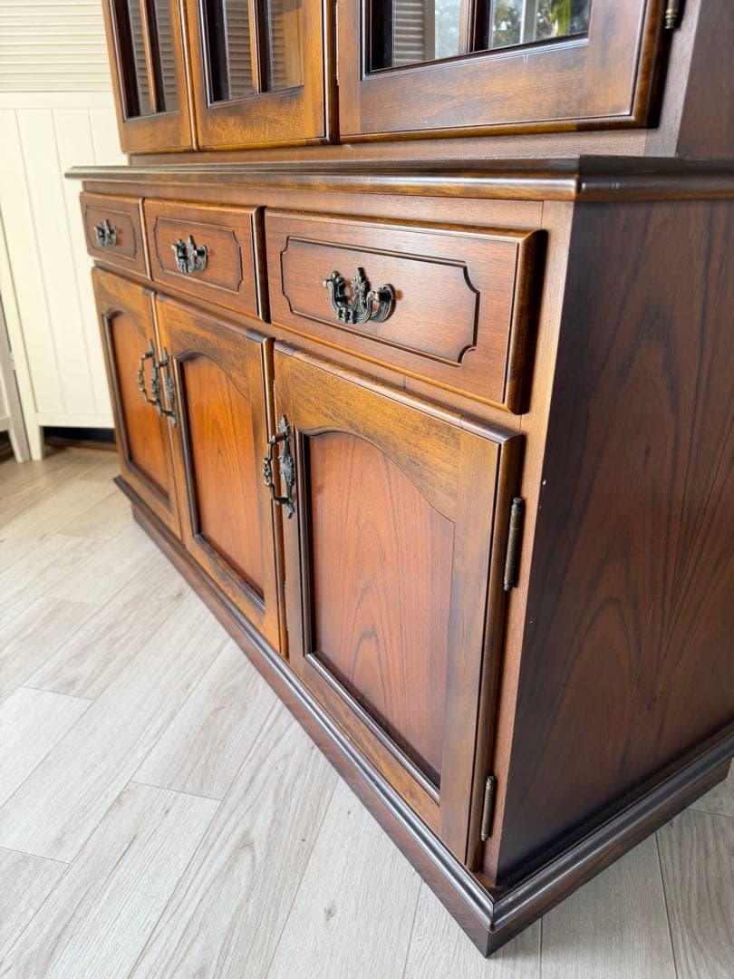 もも出品 カリモク家具 コロニアルシリーズ 食器棚 キッチンボード ガラス