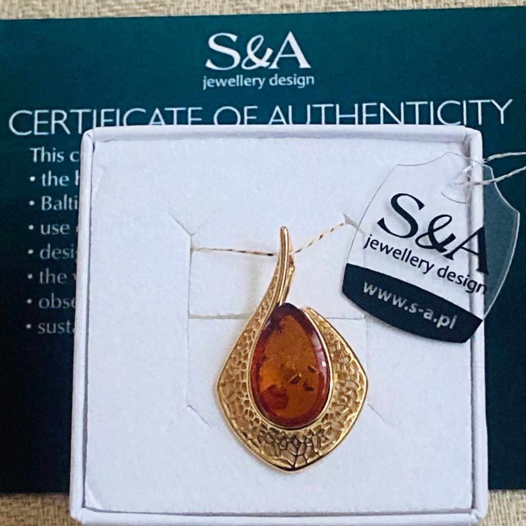 【新品】S&A ペンダントトップ ゴールド　万博　ポーランド館　琥珀