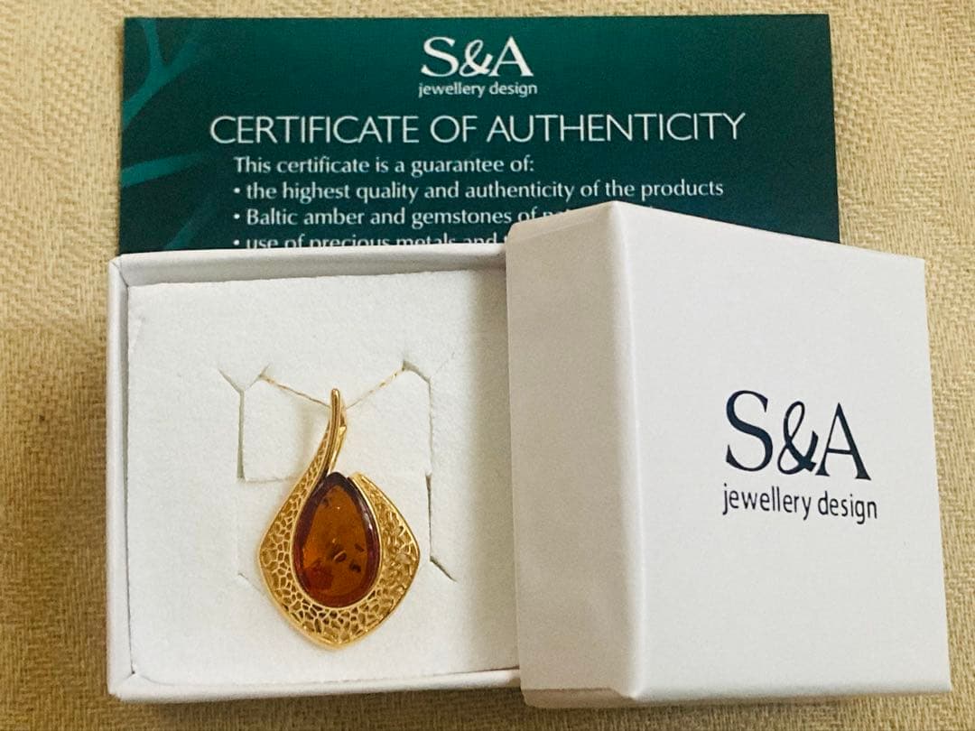 【新品】S&A ペンダントトップ ゴールド　万博　ポーランド館　琥珀