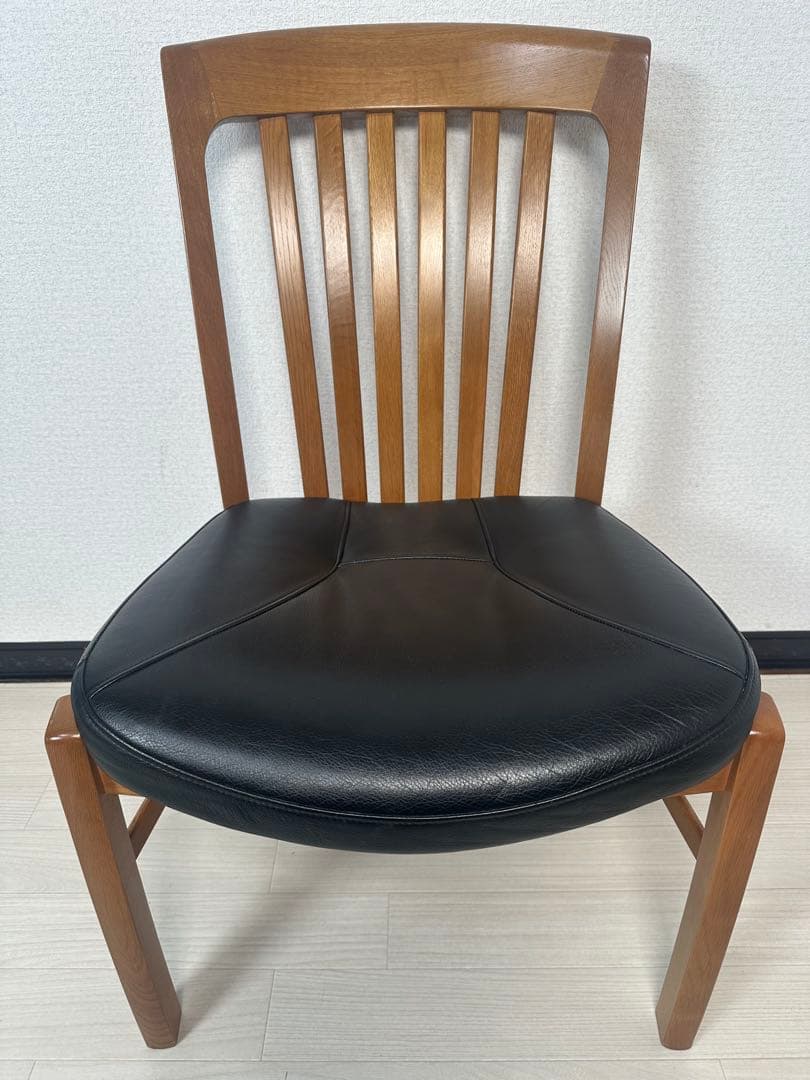 （1/4）カリモク ダイニングチェア レザー ※i4※