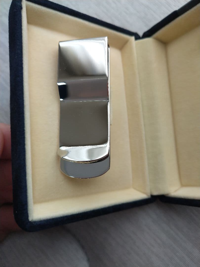 美品 BURBERRY シルバーマネークリップ