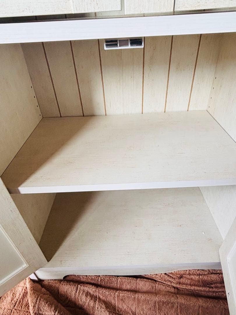 ホワイトキャビネット ガラス扉付き　食器棚