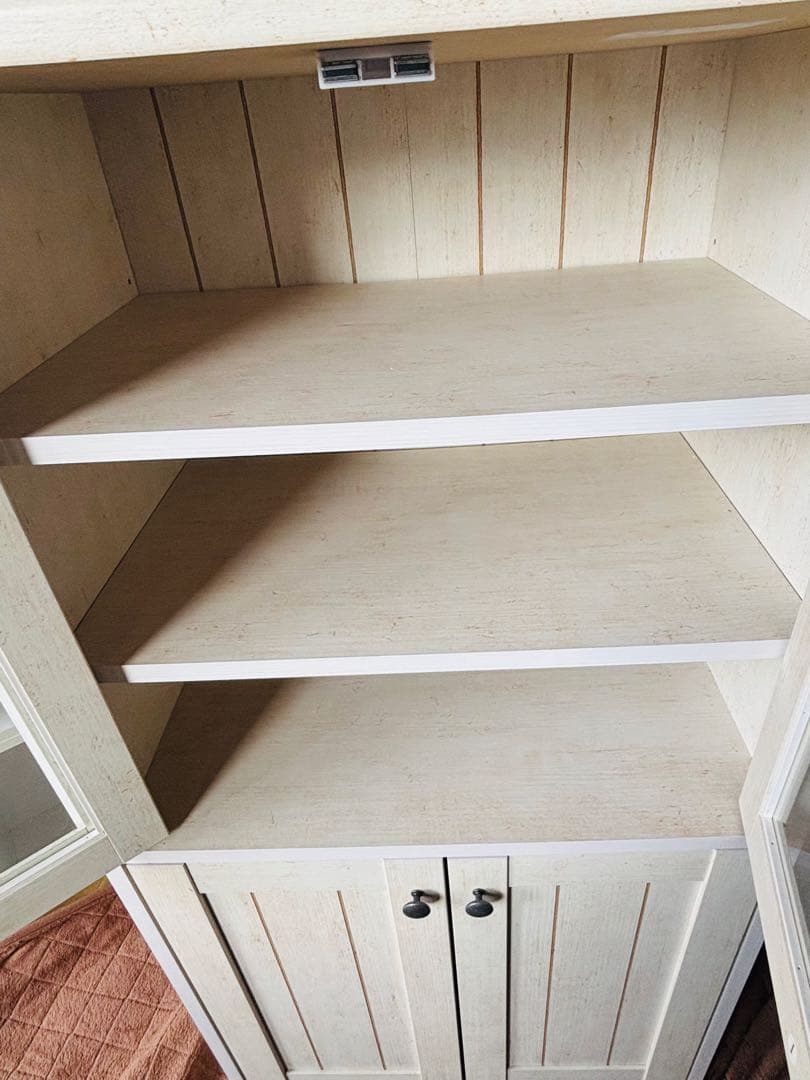 ホワイトキャビネット ガラス扉付き　食器棚