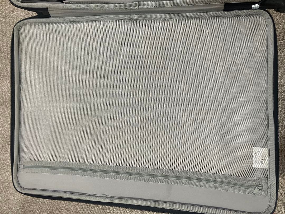 無印良品　半分の厚みで収納できるソフトキャリーケース　81L 黒