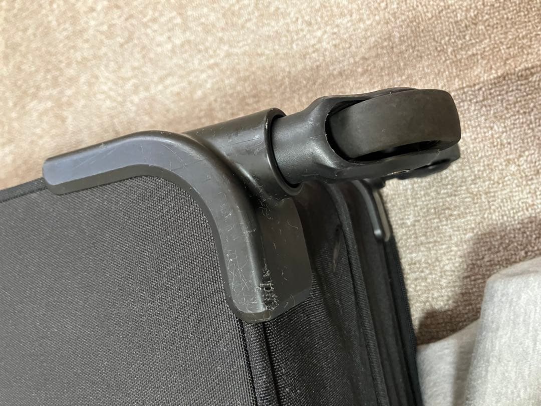 無印良品　半分の厚みで収納できるソフトキャリーケース　81L 黒