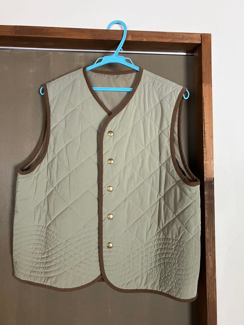 北欧暮らしの道具店　キルティングベスト　ライトカーキ
