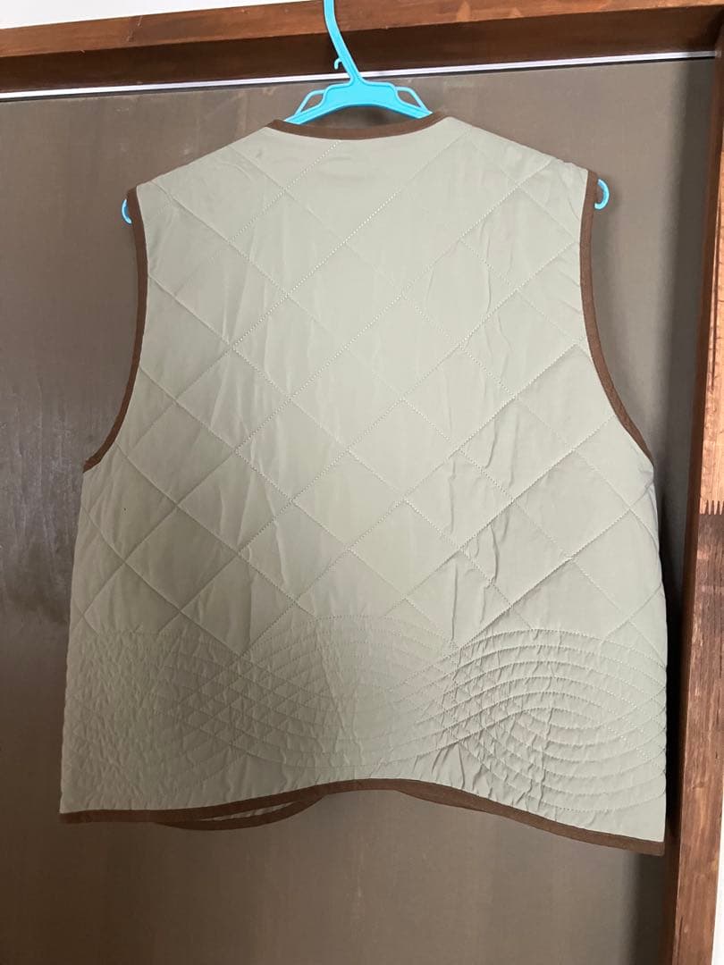 北欧暮らしの道具店　キルティングベスト　ライトカーキ