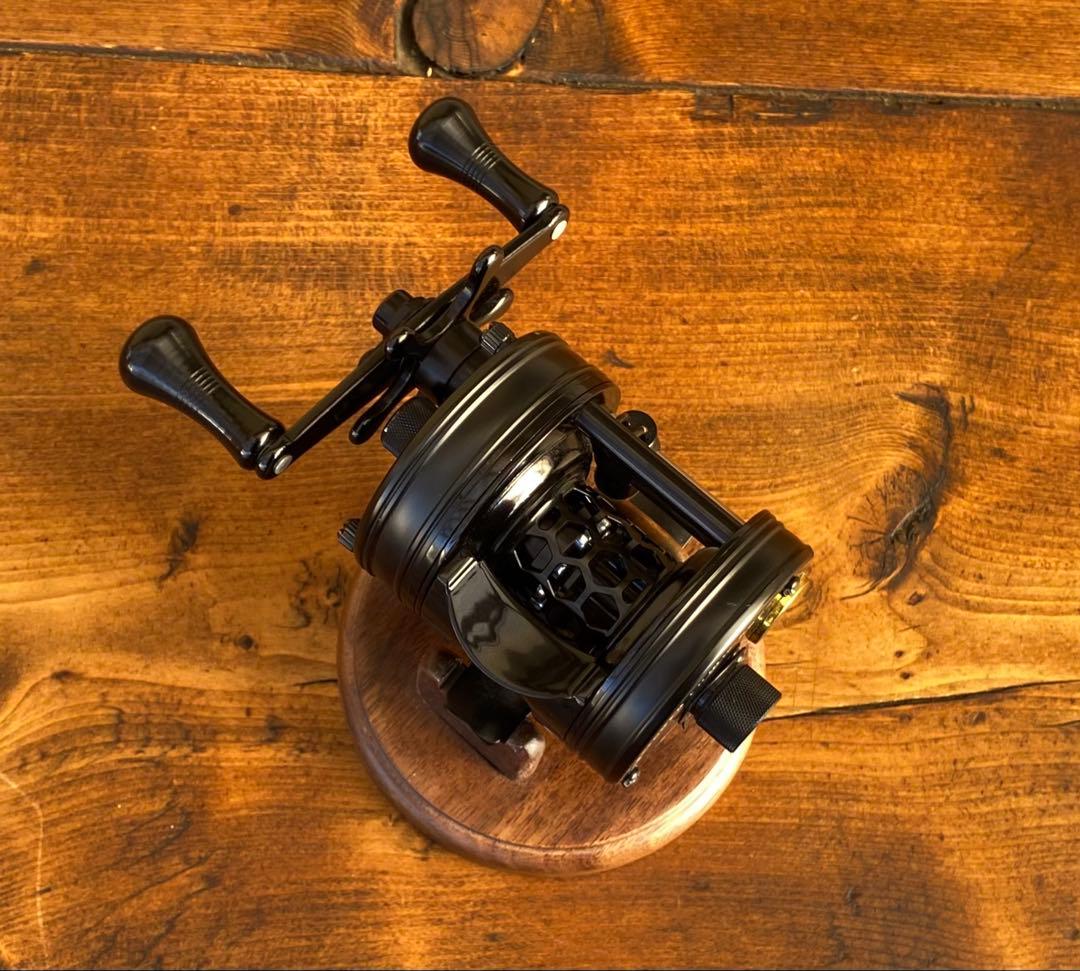 新品未使用　トラウト　ベイトリール　丸型　リール　ブラック×ブラック　渓流釣り