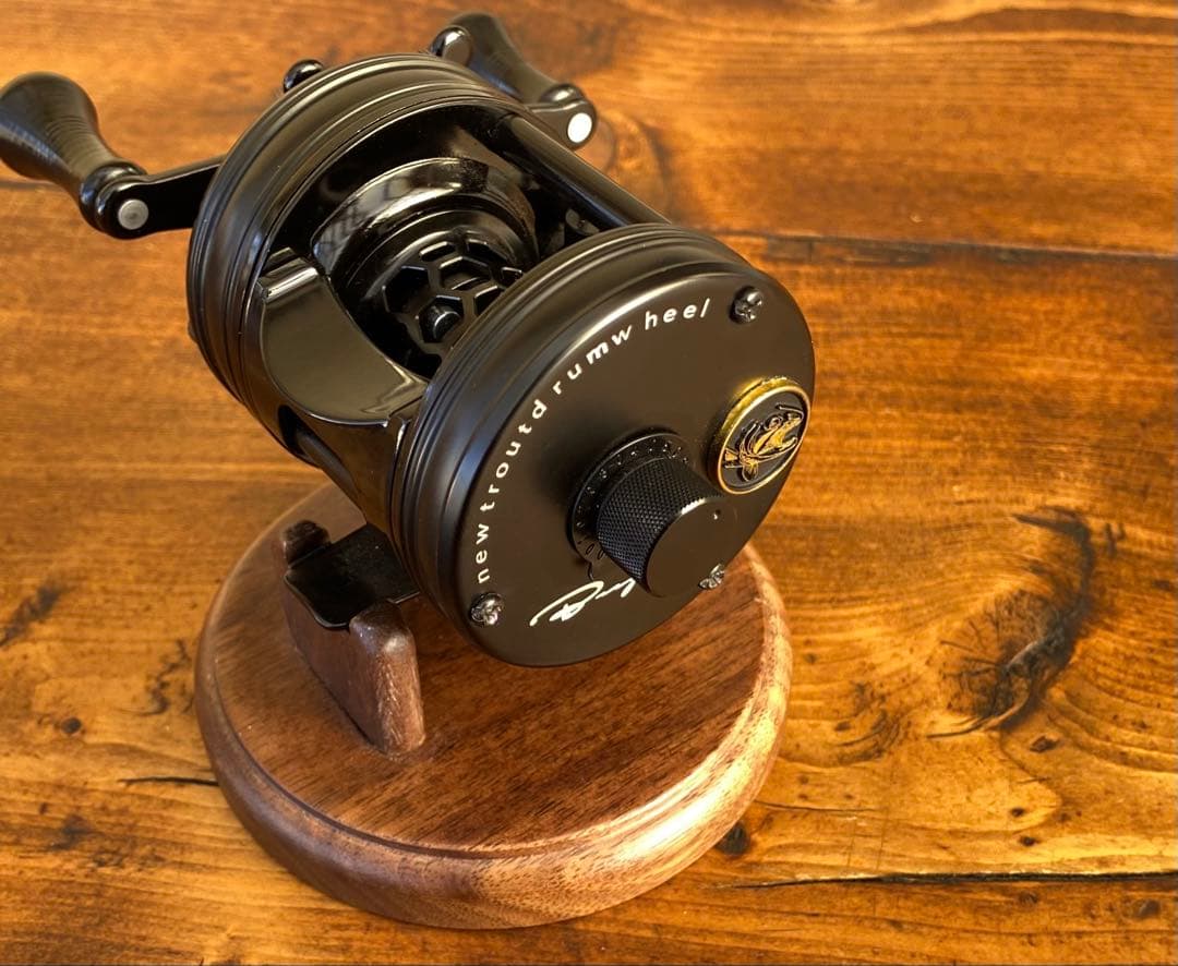 新品未使用　トラウト　ベイトリール　丸型　リール　ブラック×ブラック　渓流釣り