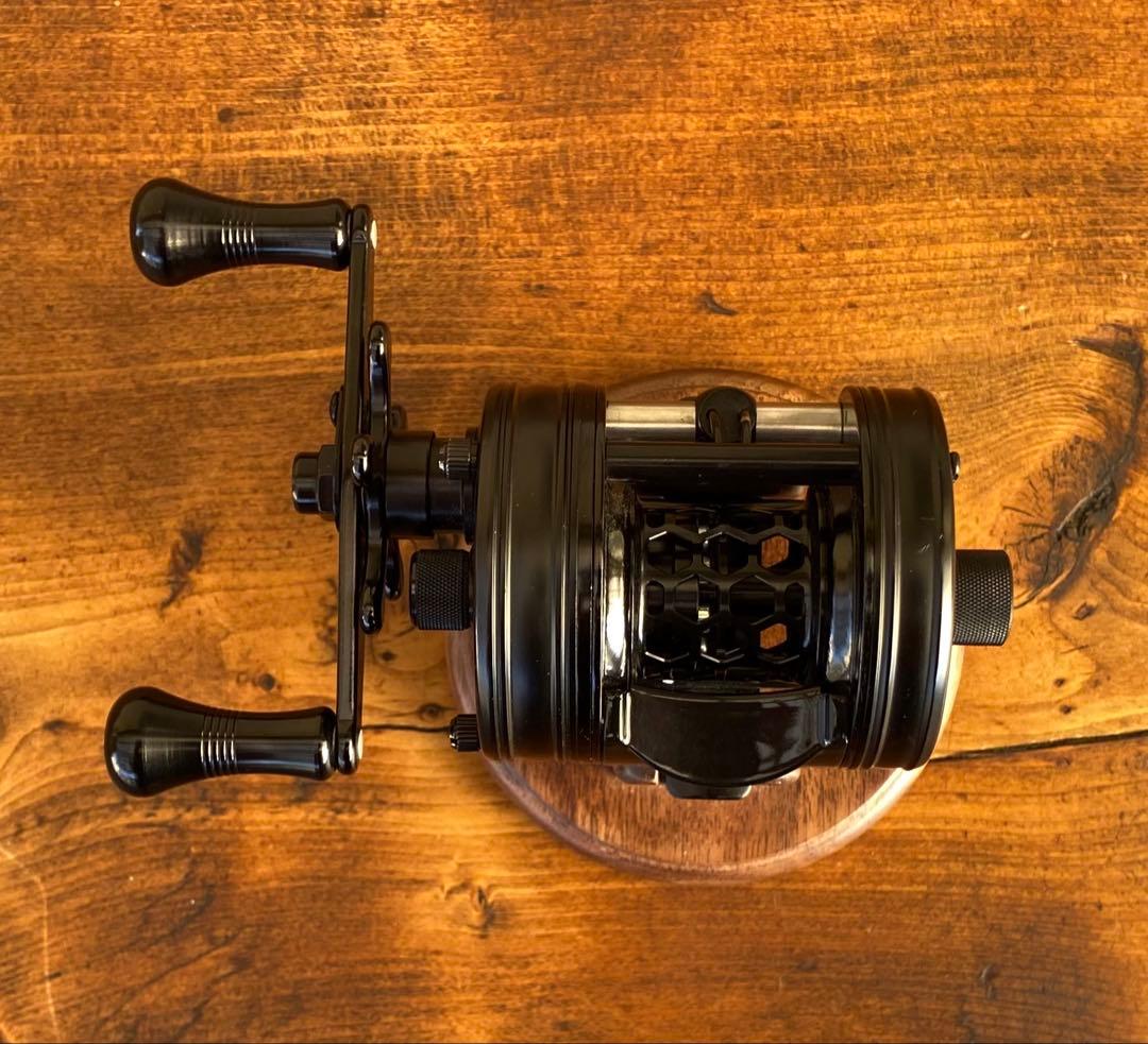 新品未使用　トラウト　ベイトリール　丸型　リール　ブラック×ブラック　渓流釣り