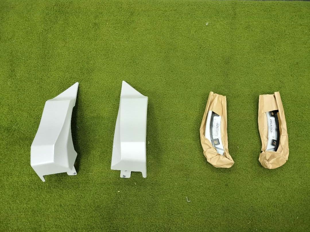 カローラクロス　モデリスタ　サイドスカート新品と中古　左右一式　カラー089