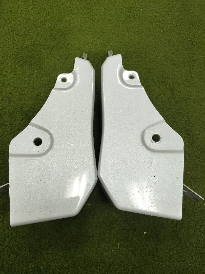 カローラクロス　モデリスタ　サイドスカート新品と中古　左右一式　カラー089