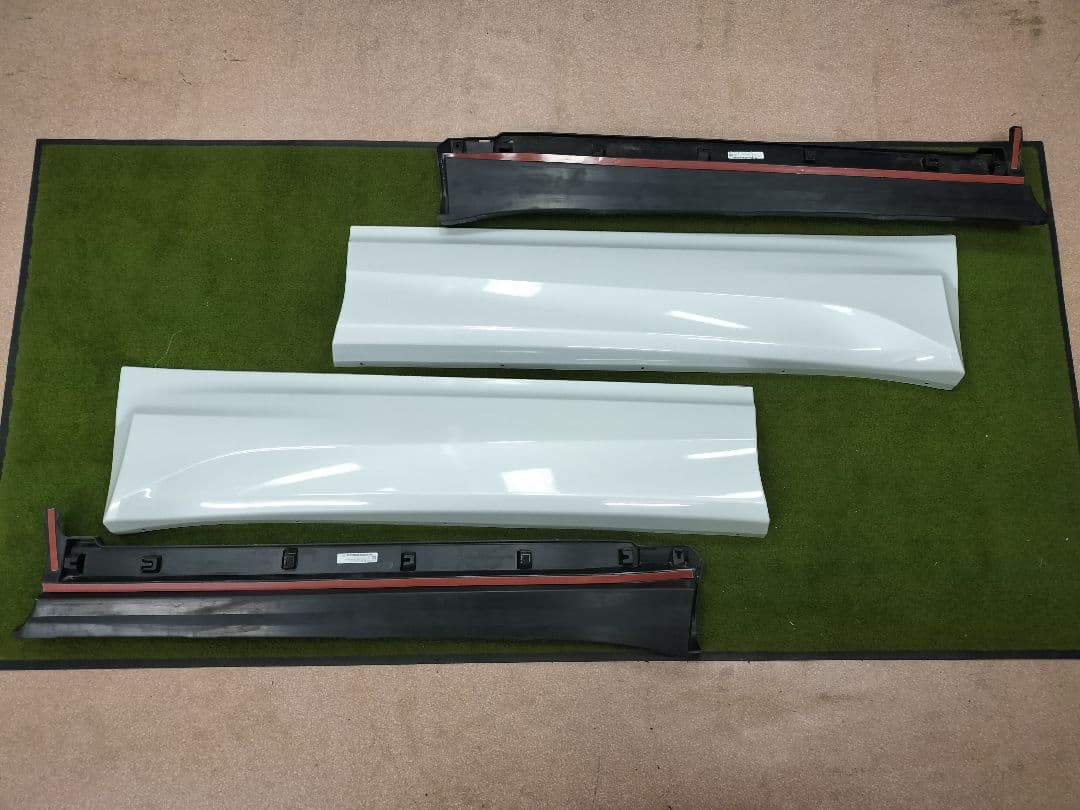 カローラクロス　モデリスタ　サイドスカート新品と中古　左右一式　カラー089