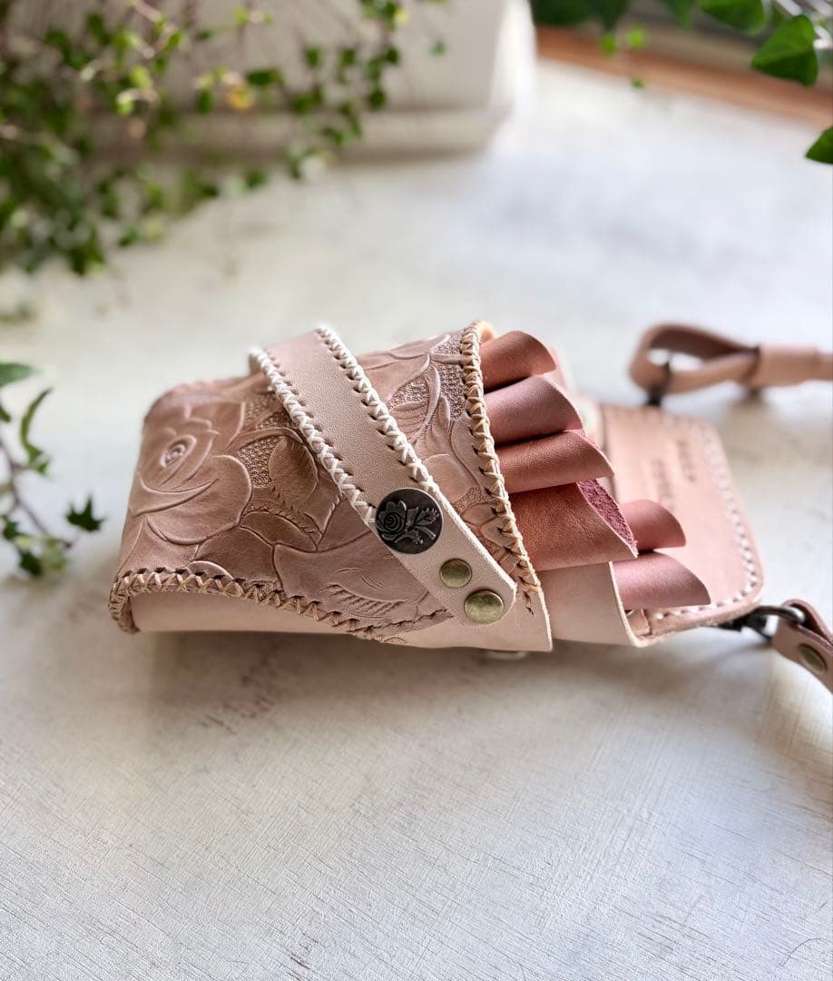 ヌメ革ナチュラル、ローズ型押しのシザーケース