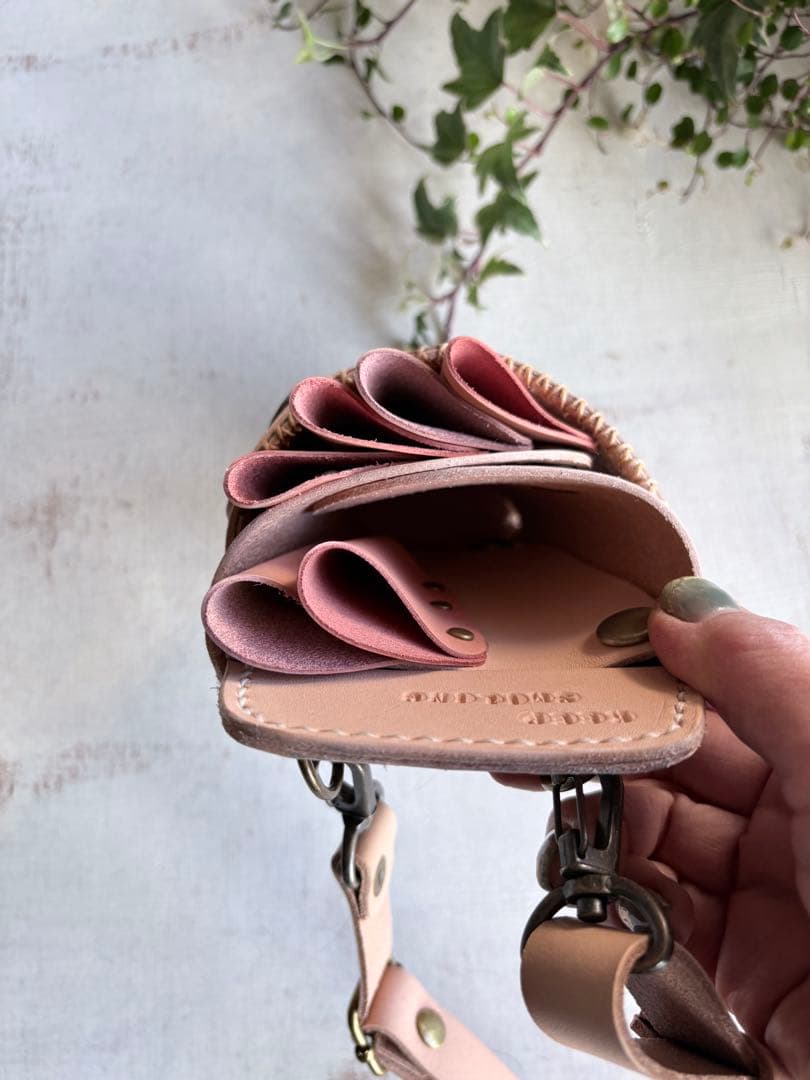 ヌメ革ナチュラル、ローズ型押しのシザーケース