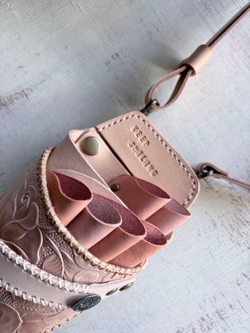 ヌメ革ナチュラル、ローズ型押しのシザーケース