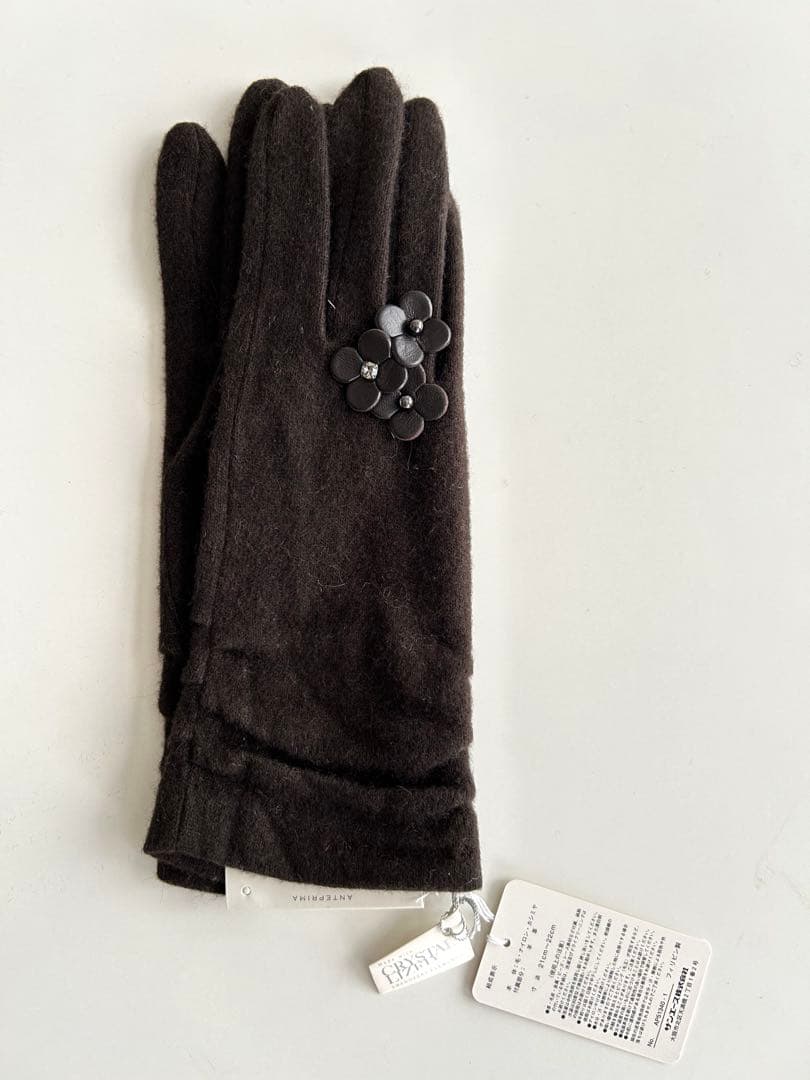 アンテプリマ　カシミア　フィオーリモチーフ付き手袋・ラインストーン付きマフラー