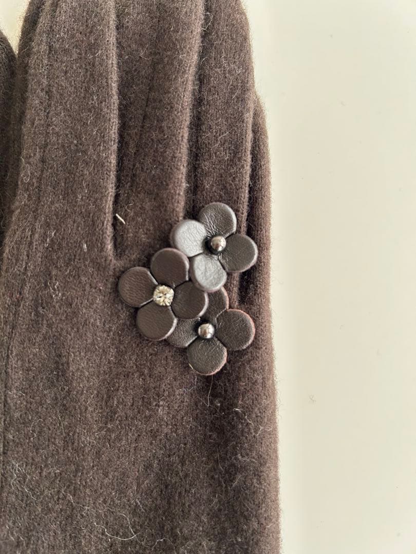 アンテプリマ　カシミア　フィオーリモチーフ付き手袋・ラインストーン付きマフラー