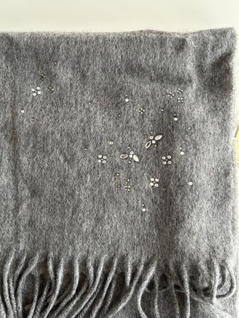 アンテプリマ　カシミア　フィオーリモチーフ付き手袋・ラインストーン付きマフラー