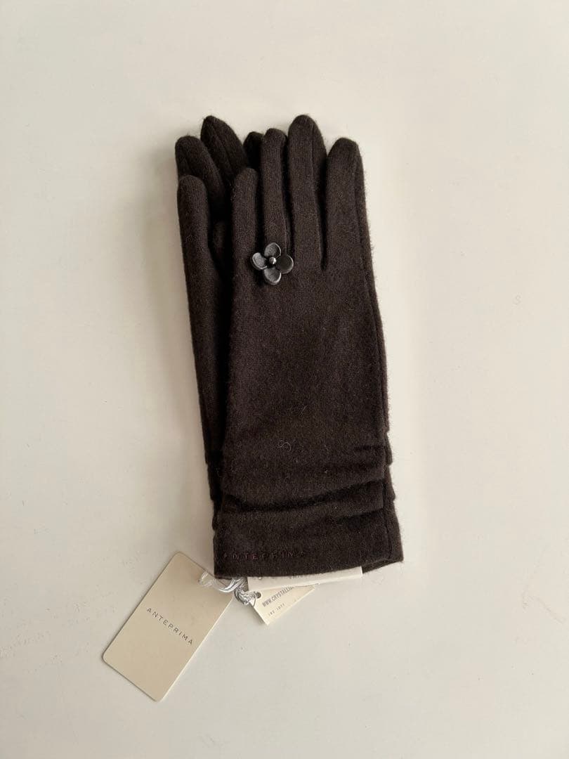 アンテプリマ　カシミア　フィオーリモチーフ付き手袋・ラインストーン付きマフラー