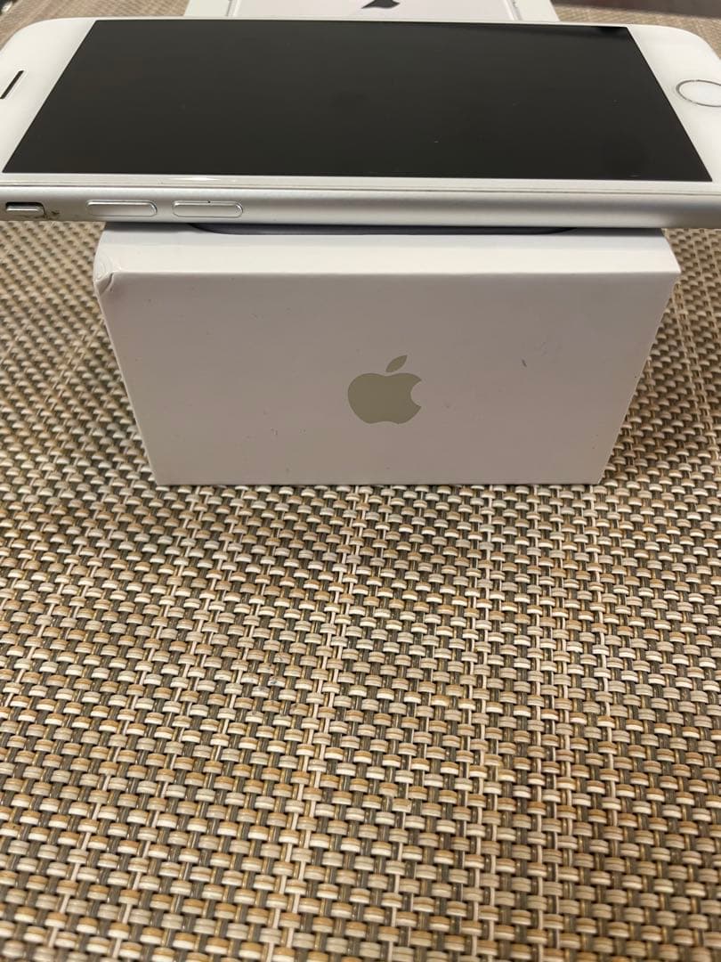 Apple iPhone 8 シルバー 64GB箱付き