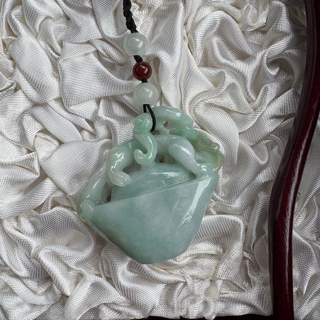 翡翠　彫り物　骨董品　縁起物