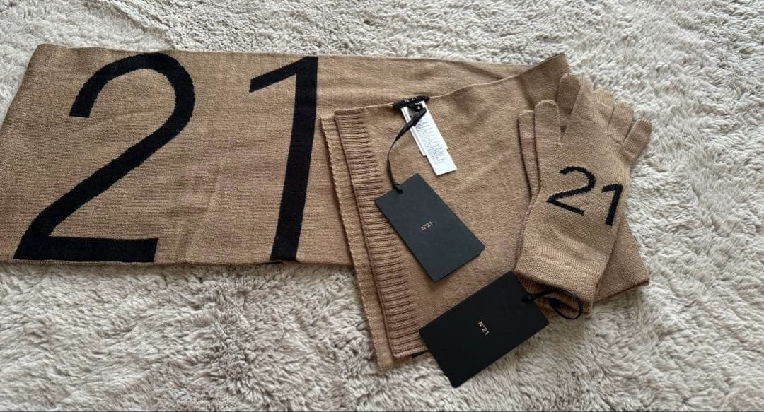 N°21 ヌメロヴェントゥーノ マフラーと手袋のセット❣️タグ付き￼