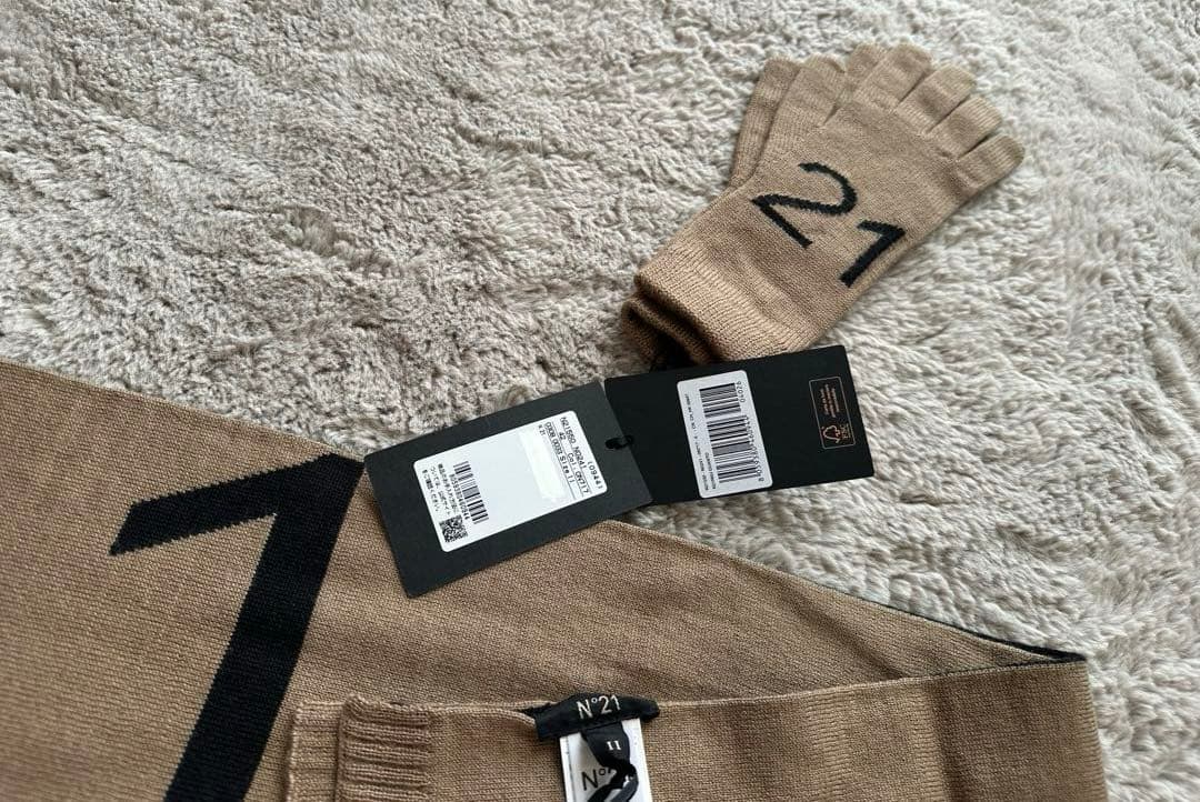 N°21 ヌメロヴェントゥーノ マフラーと手袋のセット❣️タグ付き￼