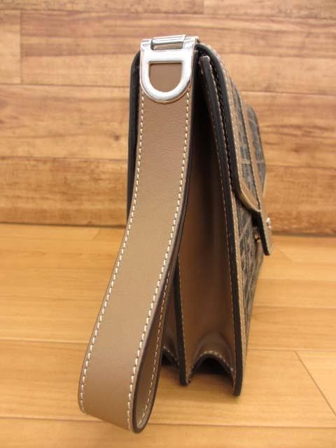 美品 フェンディ 7VA568 FFファブリック オーロック クラッチバッグ