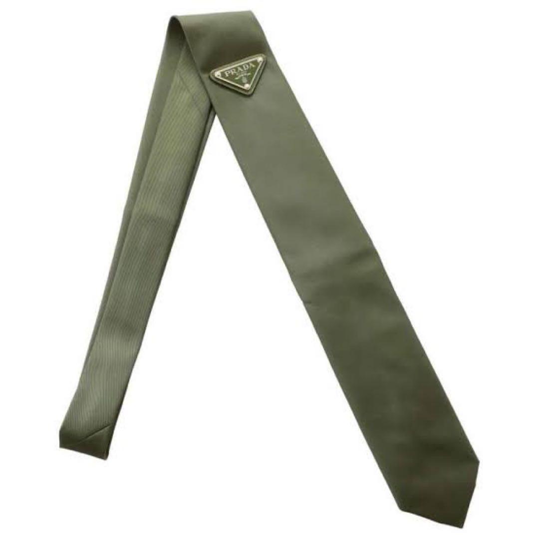プラダ　ネクタイ　ロゴプレートあり　カーキ
