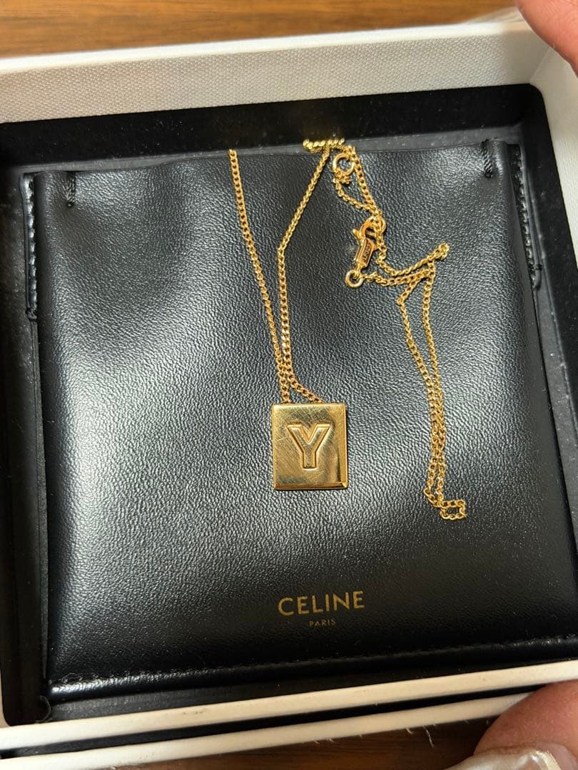 CELINE イニシャル　ネックレス